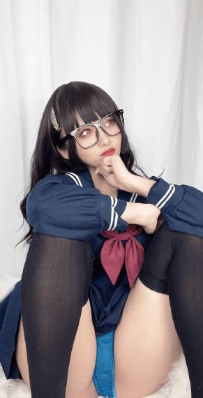 美女穿个性衣服的真人照片_国产剧电影免费在线