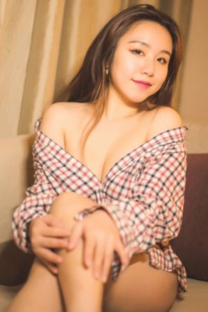 美女镇楼游戏特色_手机免费播放动漫